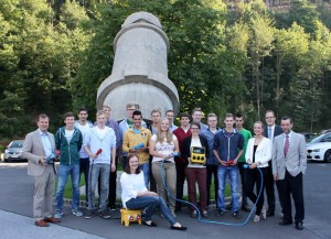 v.l.n.r.: Christopher Mennekes, Julian Drahn (Verfahrensmechaniker für Kunststoff- und Kautschuktechnik), Dominik Krengel (Industriemechaniker), Dennis Tillmann (Elektroniker für Betriebstechnik), Marvin Beckmann (Informatikkaufmann), Jannik Jaspers (Verfahrensmechaniker für Kunststoff- und Kautschuktechnik), Vitor Gomes (Zerspanungsmechaniker), Mirko Tigges (Industrieelektriker), Pia Kremer (Technische Produktdesignerin), Jonas Thielmann (Mechatroniker und Duales Studium), Christian Menzel (Verfahrensmechaniker für Kunststoff- und Kautschuktechnik), Sophia Grotmann (Industriekauffrau), Christian Grundhoff (Industriekaufmann), Philipp Dreher (Industriekaufmann), Janis Rieke (Industriemechaniker), Timo Bayer (Mechatroniker), Natalie Fitzon (Industriekauffrau), Stephan Herzig (Personalreferent), Dietmar Spurk (Personalleiter), Vorne sitzend: Anna Schmidt (Industriekauffrau und Duales Studium).