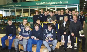 Die Auszubildenden bei WaldrichSiegen haben nicht nur ihren künftigen Beruf im Blick, sie engagieren sich zum Beispiel auch für Kultur. Unser Bild von 2012 zeigt sie mit Apollo-Intendant Magnus Reitschuster und Ausbildungsleiter Torsten Tockhorn.