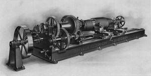 Eine der ersten Walzendrehbänke der Firma H.A. Waldrich um 1900 mit Riemenantrieb und offenem Rädergetriebe.