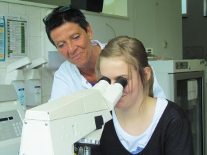 Alina Weyand "schnuppert" im vergangenen Jahr bei der HELIOS Klinik in Bad Berleburg, um sich über das Berufsfeld Naturwissenschaften und Labor zu informieren. Die Medizinisch-technische Laboratoriumsassistentin Meike Meister-Althaus beantwortete der Schülerin der Realschule Erndtebrück alle Fragen zur Tätigkeit in einem medizinischen Labor.