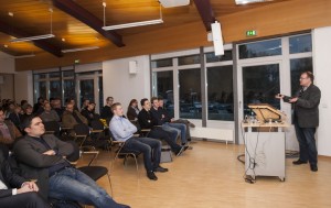 Prof. Dr. Hans Merzendorfer (rechts) referierte im Arthur-Woll-Haus zum Thema „Insektizide: Wirkungsweisen und Resistenzbildung“.