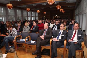 Rund 150 Vertreter aus Industrie und Handwerk nutzen die Informationsmöglichkeiten. Im Bild (vorne rechts): Jürgen Haßler, Geschäftsführer der Kreishandwerkerschaft Westfalen-Süd, Dr. Thorsten Doublet, Geschäftsführer der Arbeitge-berverbände Siegen-Wittgenstein, und Klaus Fenster, Geschäftsführer der Industrie- und Handelskammer Siegen.