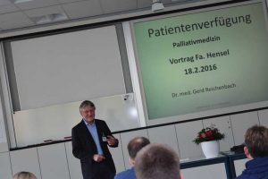 Fachvorträge verstärken das Angebot des Gesundheitsmanagements: Hier referiert ein Experte zum Thema Patientenverfügung, Vorsorgevollmacht und Betreuungsverfügung.