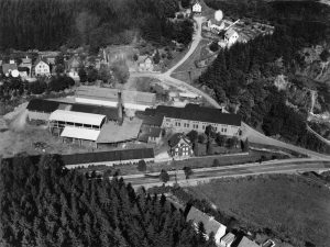 Luftbildaufnahme der Firma Leonhard Breitenbach aus dem Jahr 1965. Auch heute kommen noch viele Mitarbeiterinenn und Mitarbeiter aus der Nachbarschaft. 
