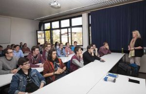 Alexandra Röder (rechts) von der Zentralen Studienberatung gab einen Einblick in das Studienangebot der Universität Siegen, und zwar mit dem Schwerpunkt MINT-Fächer.