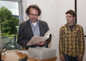 Einen Ehrenpreis erhielt Michel Klappert (rechts) im Namen der Jury von Dr. Bernd Klose (links) überreicht. 