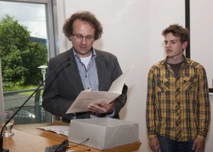 Einen Ehrenpreis erhielt Michel Klappert (rechts) im Namen der Jury von Dr. Bernd Klose (links) überreicht.