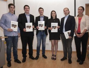 Das „etherchess“-Siegerteam von links nach rechts: Leon Gelber, Robert Probsdorfer, Leon Schürmann, Desiree Schütz, Lars Setz und Kristina Großmann (universitäre Betreuerin/ MINTorin). 