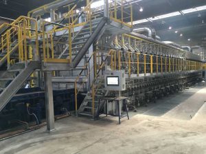 Die neue Grobblech-Wärmebehandlungslinie geliefert von SMS group für Acroni in Slowenien besteht aus der innovativen MultiFlex-Quench® sowie zwei Rollenherdöfen.