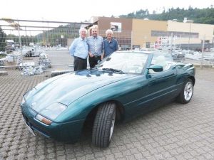 Das Foto zeigt einen BMW Z1, Baujahr 1989, einer der ersten, die hergestellt wurden. Personen von links nach rechts: Klaus Niederstein (Gesellschafter der TCC), Tobias Wesselow (Geschäftsführer Coatinc PreGa) und Jürgen F. Westrup (ASC-Mitglied).