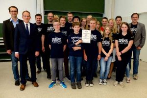 Das Siegerteam, die Science Show-AG des Stift Keppel-Gymnasiums, mit Prof. Dr. Ingo Witzke (l.) und Dr. Thorsten Doublet (2. v. l.).