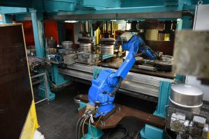 Roboter unterstützen die Beschäftigten in der Produktion.