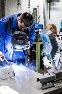 Spannender Einblick: Ein Schüler der Hanseschule Attendorn erkundet das Berufsfeld Metall, Maschinenbau beim Arbeitgeber Viega GmbH & Co. KG.