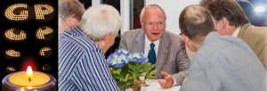 Leuchtendes GP-Logo aus 200 brennenden Teelichtern in Strangguss-Fassungen und Fritz Spannagel im Gespräch mit Mitarbeitern.