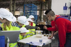 An einem Filtersteststand durften die Schülerinnen und Schüler verschutztes Öl reinigen.