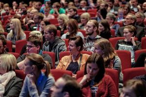 Auf ganz unterschiedlichen Wegen erreichten die Firmenvertreter des 1. Siegener Recruiting Slams die Herzen des Publikums und fesselten das Interesse der zahlreichen Schul- und Studienabsolventen.