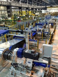 Die neue Georg-Querteilanlage 1.250 x 1 für die effiziente Verarbreitung von dünnem Aluminium. 
